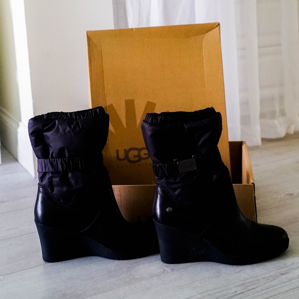 UGG Cassidy 1943 Nylon Leather Heel Boots - size 9